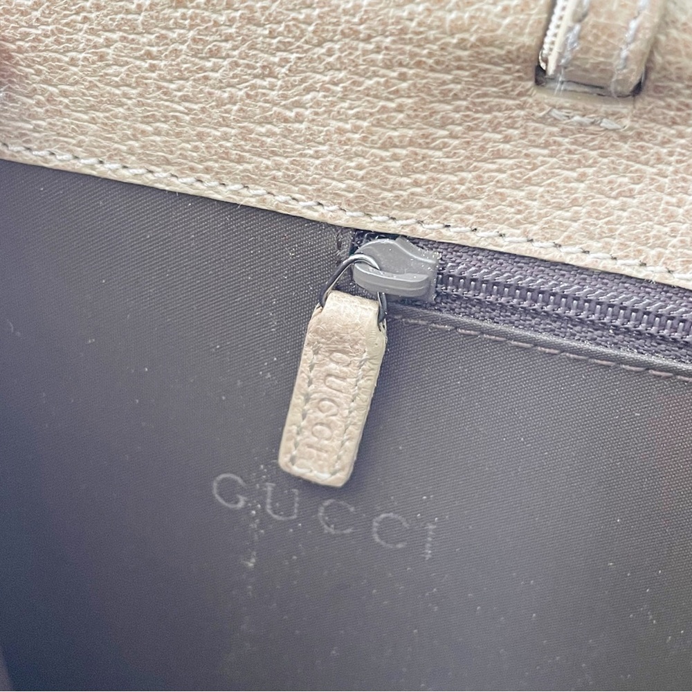 ❤️SOLD❤️Gucci tan leather embossed logo minimalist shoulder bag - Picture 10 of 12